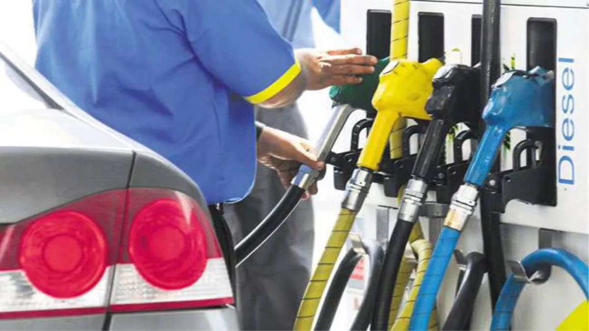 Petrol-Diesel Prices Today: आज इतना सस्ता हो गया पेट्रोल और डीजल, टैंक फुल कराने पर नहीं दुखेगा 'दिल'!