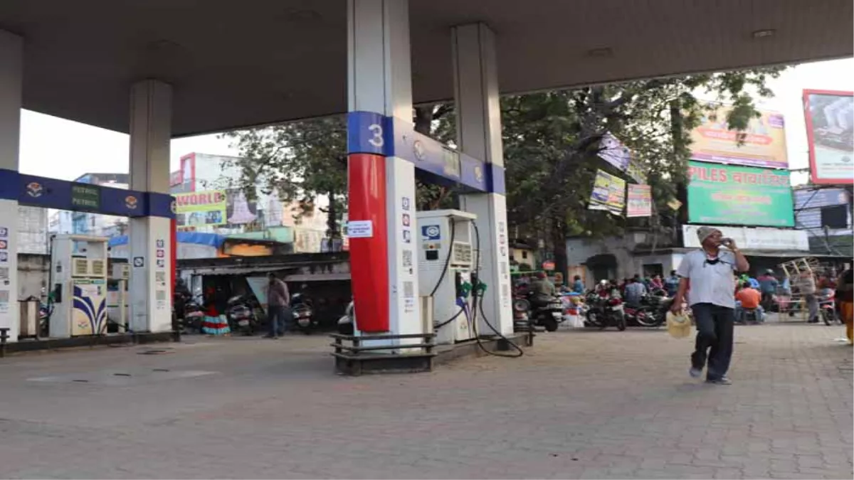 Jamshedpur News : जमशेदपुर में पेट्रोल के दाम कम होने से लोगों में खुशी, लेकिन पेट्रोलपंप मालिकों ने पकड़ लिया अपना सिर