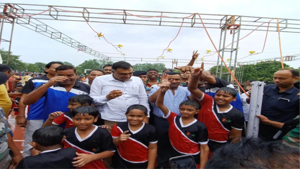 Jamshedpur News : जमशेदपुर के समर कैंप में पहुंचे मंत्री बन्ना गुप्ता और विधायक सबिता महतो, बच्चों के साथ की मस्ती