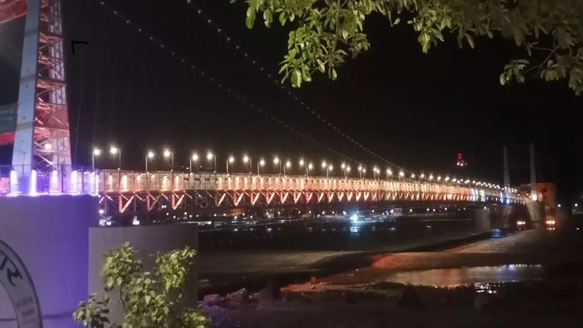 G20 Summit: रंग-विरंगी रोशनी से सजा ऋषिकेश का जानकी सेतु, देखते ही बन रहा नजारा; लोग मोबाइल में कर रहे कैद