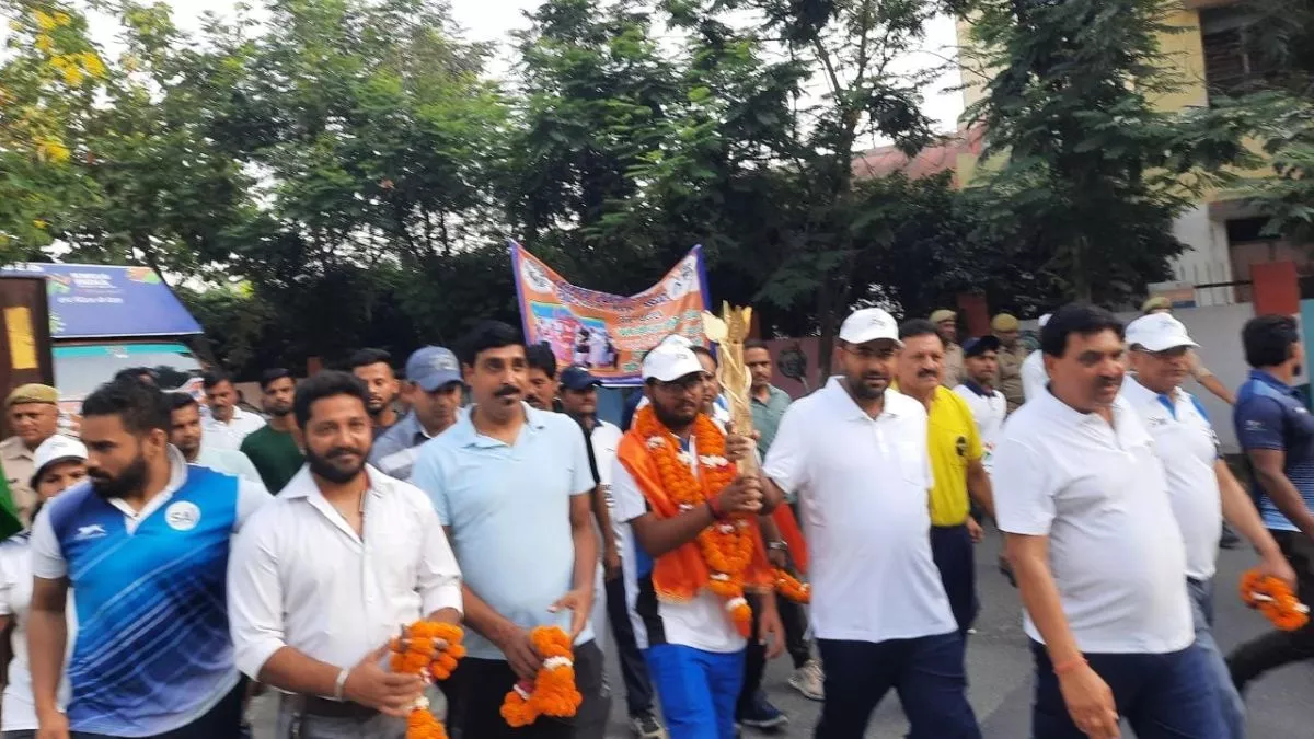 Meerut News: मेरठ में निकली मशाल रैली, उमड़ा शहर, यूपी के चार शहरों में होंगे खेलो इंडिया यूनिवर्सिटी गेम्स