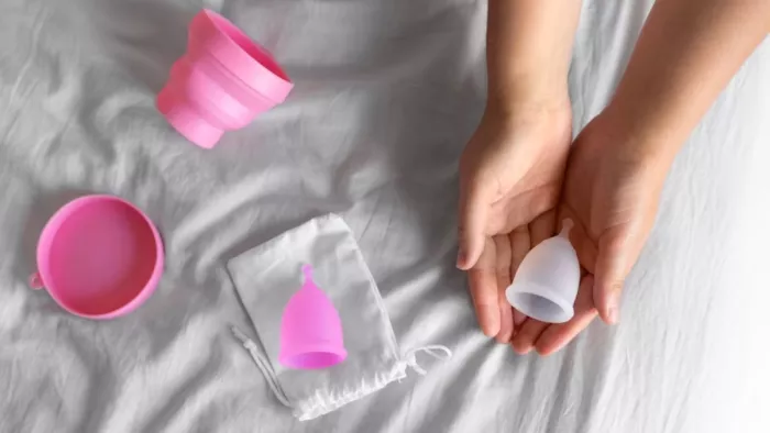 पैड्स के बजाय मेन्सट्रुअल कप का इस्तेमाल क्यों है सुरक्षित?