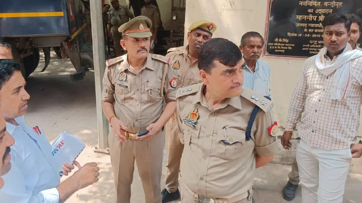 Pratapgarh: कोर्ट में आरोपी पर दुष्कर्म पीड़िता के भाई ने किया चाकू से हमला, लोगों की मदद से दबोचा गया हमलावर