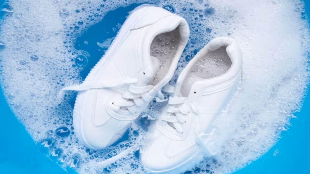 How To Clean White Shoes इन आसान तरीकों से चमकाएं अपने सफेद जूते