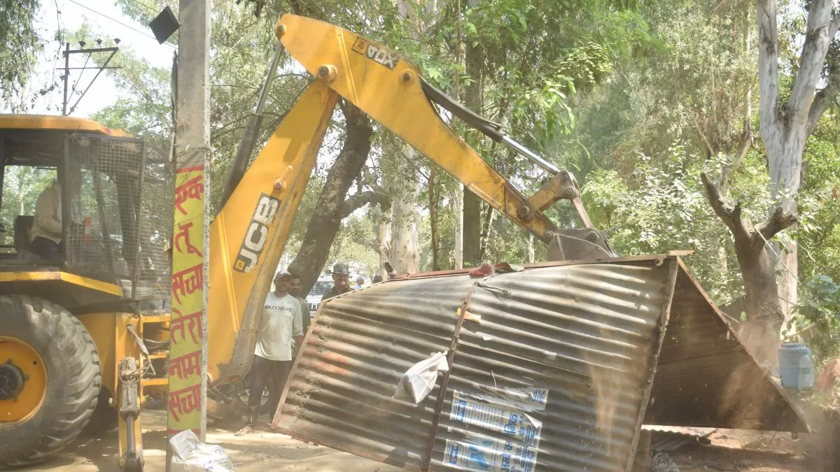 मुरादाबाद में लाव लश्कर के साथ पहुंची नगर-निगम की टीम, अवैध अतिक्रमण पर गरजा बुलडोजर; ठेलों को किया गया जब्त