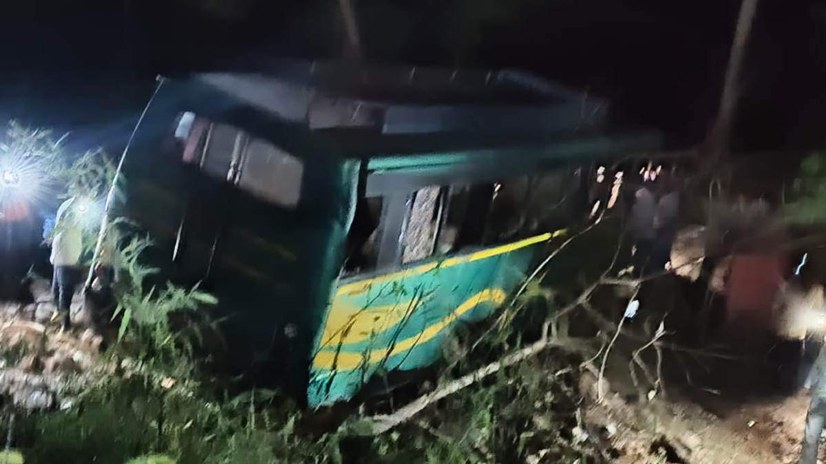 bus accident in balaghat madhya pradesh bus full of wedding guests fell into the ditch and 25 people injured