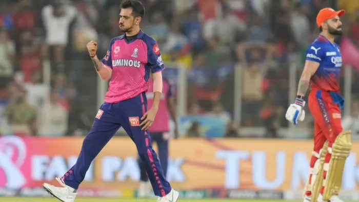 युजवेंद्र चहल ने विराट कोहली को पहली बार आईपीएल में किया आउट। फोटो- BCCI