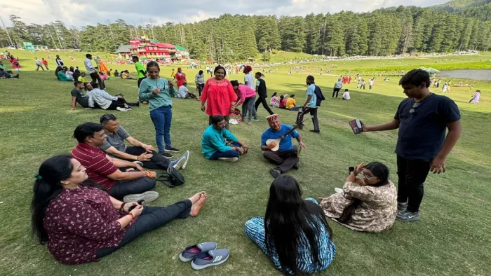 गर्मी से बेहाल पर्यटक डलहौजी में ढूंढ रहे सुकून के पल।
