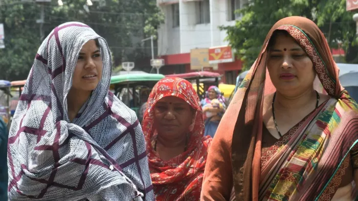 तेज और लू के बीच कपड़े से बचाव के साथ कानपुर में निकलते राहगीर। जागरण