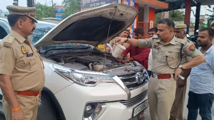 मोहद्दीपुर में अभियान के तहत वाहनों की जांच करते एसपी सिटी कृष्ण कुमार बिश्नोई (IPS)l जागरण