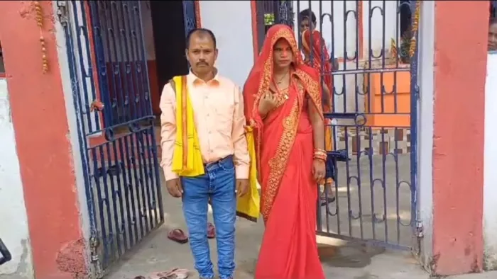 एक कॉल पर तीन बच्चों के पिता को हुआ प्यार, मंदिर में प्रेमिका से रचाई शादी