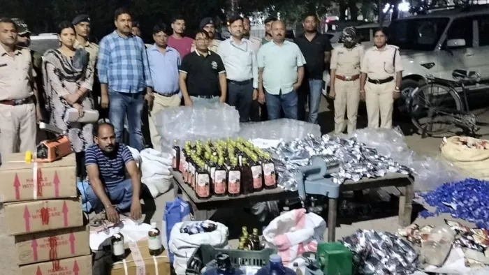 नकली शराब व स्प्रिट से उसे बनाने का जब्त सामान