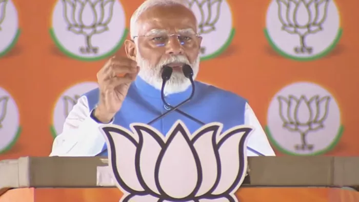 दिल्ली के द्वारका में रैली करते पीएम मोदी।