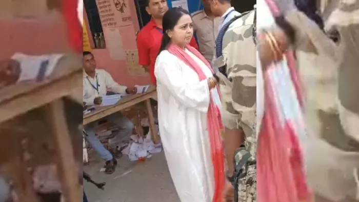 छपरा में बूथ पर मौजूद रोहिणी आचार्य