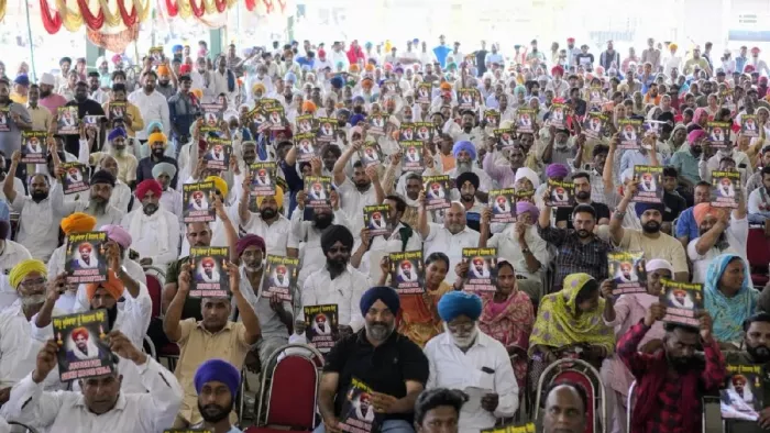 Punjab News: रैली में सिद्धू मूसेवाला के पोस्टर उठाए लोग।
