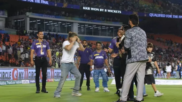 शाह रुख खान लाइव शो के बीच में आ गए (Pic Credit - X)