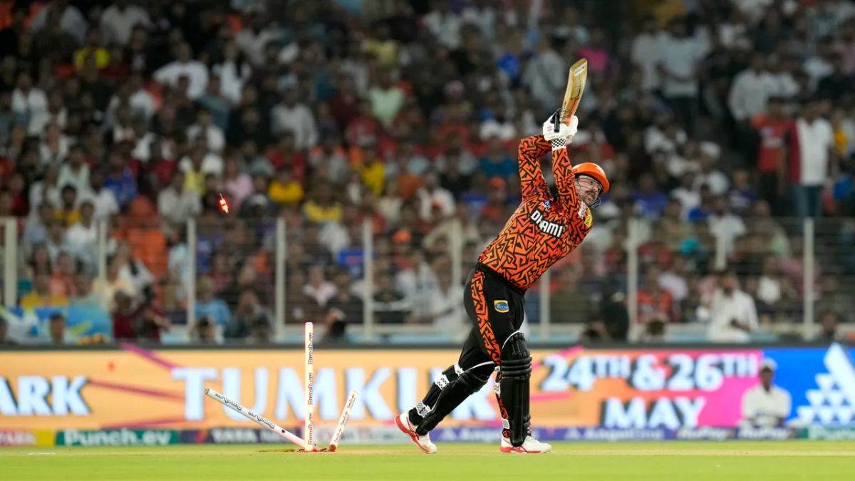 travis head dismissals by mitchell starc video viral after kkr vs srh ipl 2024 qualifier1