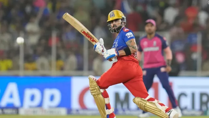 Virat Kohli बने IPL में 8000 रन बनाने वाले पहले क्रिकेटर