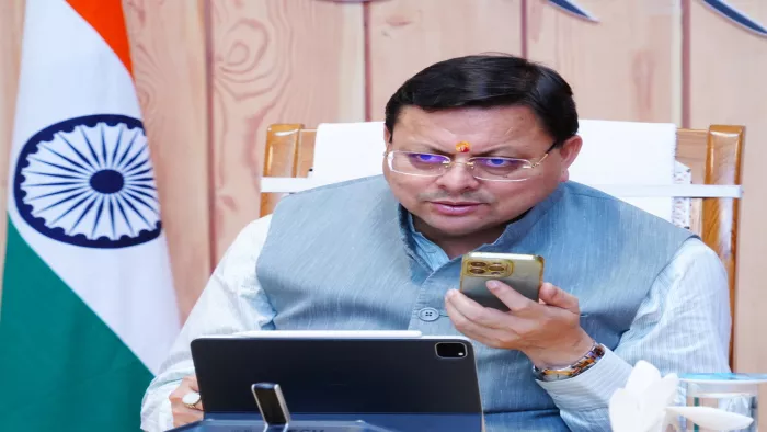 मुख्यमंत्री पुष्कर सिंह धामी ने कई शकायतकर्ताओं से फोन पर बात कर सीएम हेल्पलाइन 1905 के संबंध में फीडबैक लिया।साभार-सूवि