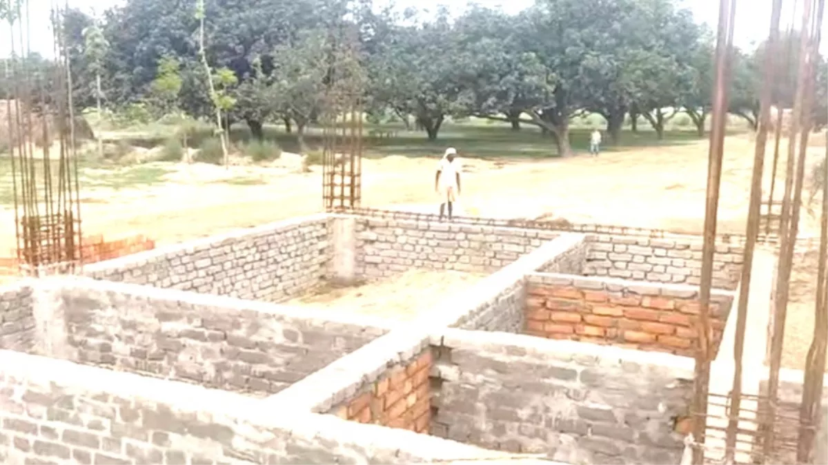 नरकटियागंज में निर्माणाधीन पंचायत सरकार भवन तोड़ने से मचा हड़कंप, सामने आई ये वजह