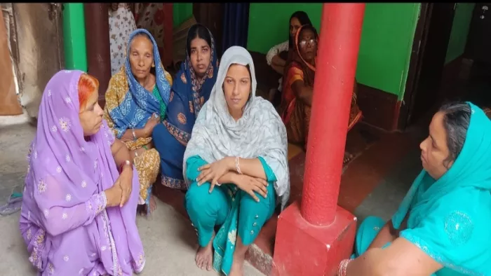 बच्चे की मौत के बाद रोत-बिलखते स्वजन