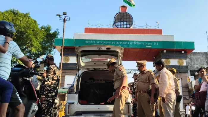 सोनौली सीमा पर वाहनों की जांच करते एसएसबी व पुलिस के जवान। जागरण