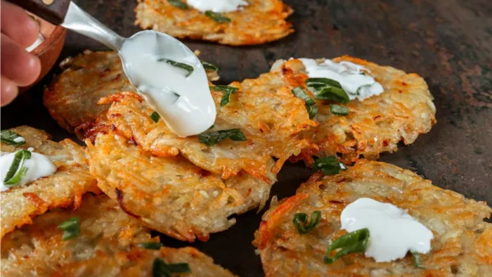 Aaloo Cheela Recipe: आलू चीला बनाने के लिए फॉलो करें ये रेसिपी (Picture Courtesy: Freepik)