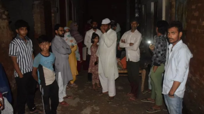 खूबीपुर निवाड़ा में आंधी में कुलर गिरने से बच्ची की मौत होने पर गमजदा खड़े लोग। जागरण