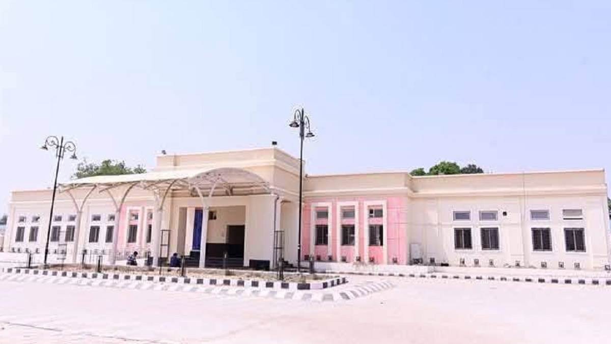 https://www.jagranimages.com/images/newimg/22052025/22_05_2025-balrampur_station_23944178.jpg