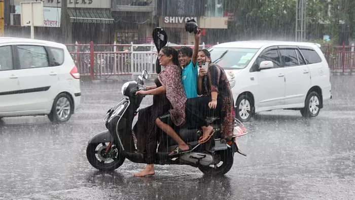दिल्ली-एनसीआर में बारिश ने ढाया कहर, कई राज्यों में बारिश और ओलावृष्टि (फोटो- एएनआई)
