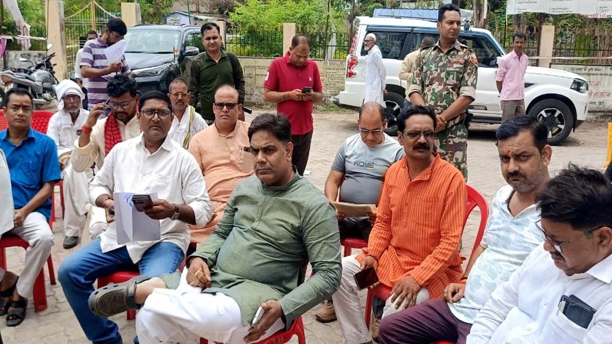 https://www.jagranimages.com/images/newimg/22052025/22_05_2025-mla_dharna_23944075.jpg