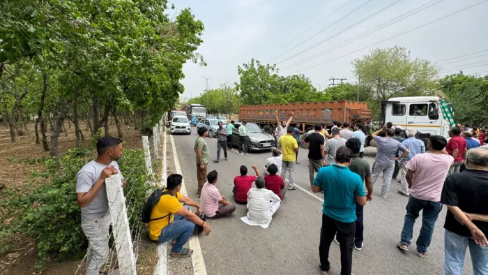 मिग्सन अल्टीमो सोसाइटी के निवासियों ने रोज जाम की। फोटो- जागरण