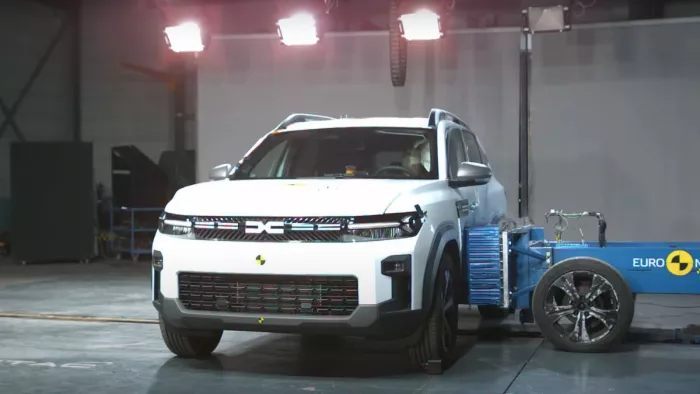 Renault Duster को यूरो NCAP क्रैश टेस्ट में 3 स्टार सेफ्टी रेटिंग मिली।