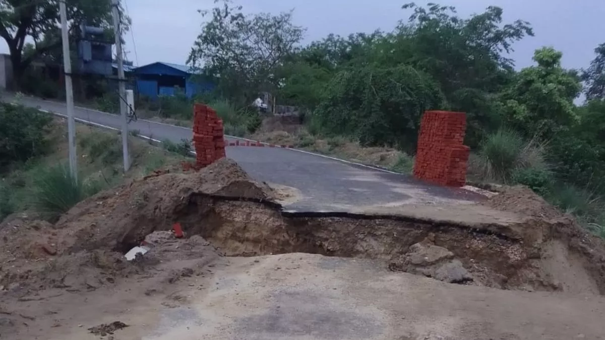 मूसलाधर बारिश और तूफान से बही पुलिया तो कहीं गिरे पेड़, गर्मी और उमस से मिली राहत