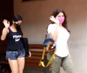 Sara Ali Khan and Janhvi Kapoor spotted together after workout. photo source @ manav.manglani instagram.