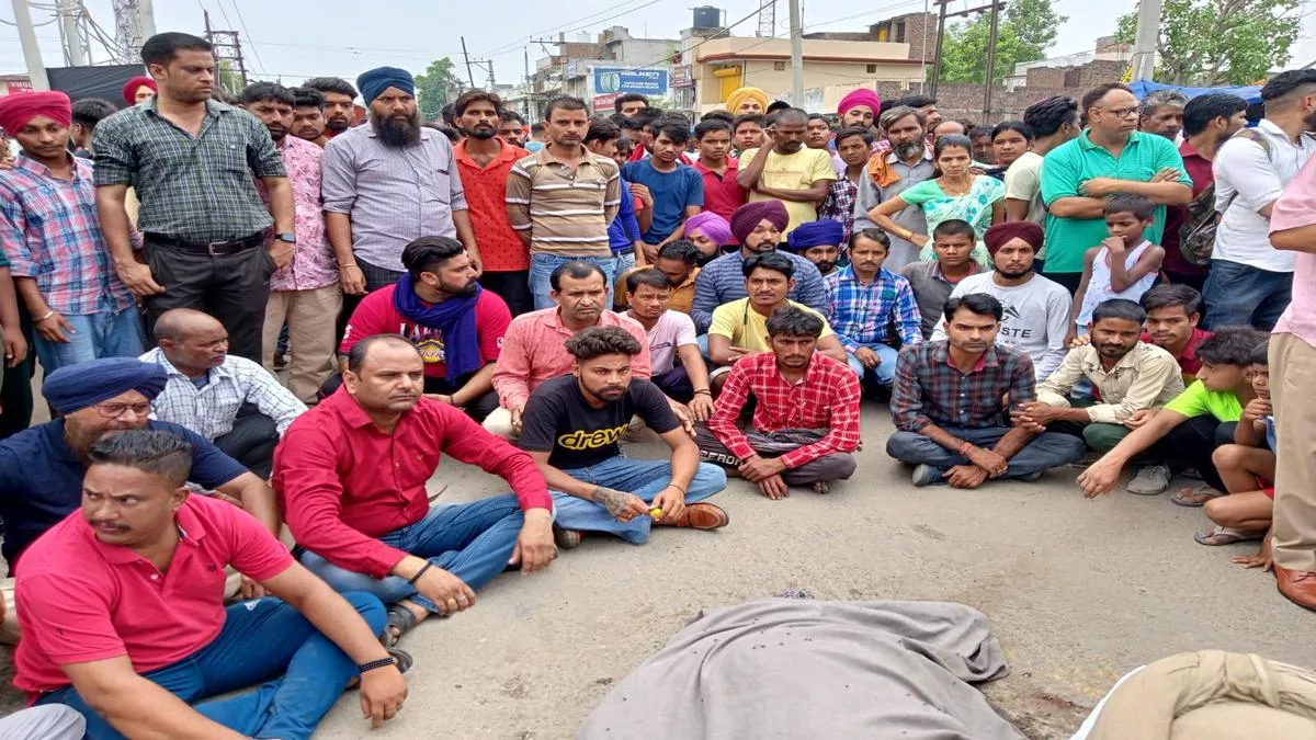 Road Accident In Ludhiana: एक्टिवा सवार बुजुर्ग की मौत के बाद हंगामा, स्वजनाें ने थाने के बाहर शव रख किया प्रदर्शन