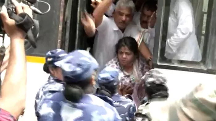 प्रदर्शन के दौरान कांग्रेस नेताओं की शर्मनाक 'करतूत', अलका लांबा सड़क पर लेटीं तो नेट्टा डिसूजा ने पुलिसवालों पर थूका