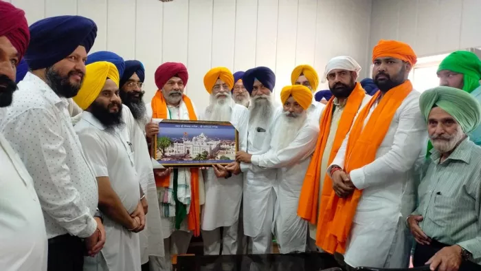 भारतीय किसान संयुक्त मोर्चा के राष्ट्रीय अध्यक्ष राकेश टिकैत को सम्मानित करते हुए एसजीपीसी सदस्य।