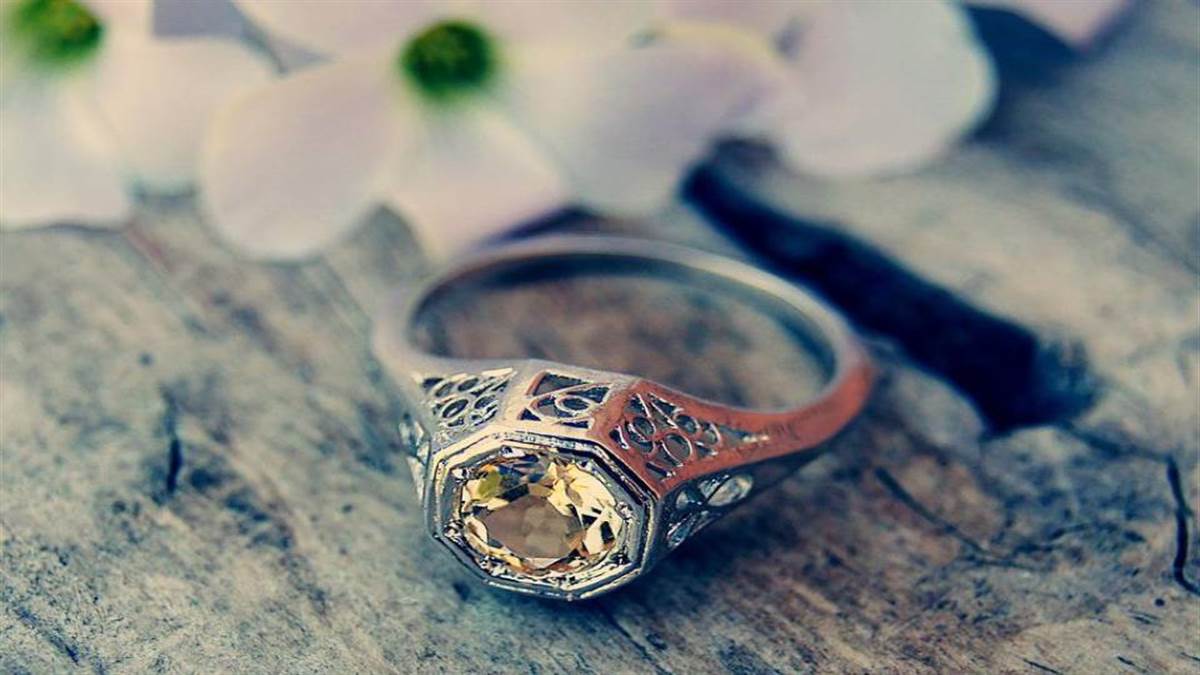 बंद किस्मत के दरवाजों को खोल देंगी ये अंगूठियां, इन 5 में से कोई 1 लें पहन  - Lucky Ring In hindi wear one of these magic rings to get lots of