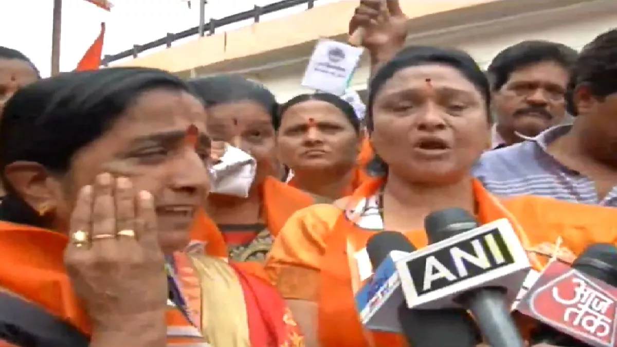 Maharashtra: बागी विधायकों के खिलाफ प्रदर्शन करते हुए रोने लगीं शिवसेना की महिला कार्यकर्ता, बोलीं- गद्दारों को सजा दो। Video