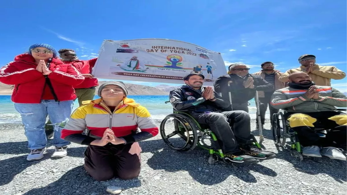 International Yoga Day 2022 : राष्ट्रीय एकता के लिए दिव्यांग योद्धाओं ने पैंगांग झील पर किया योग