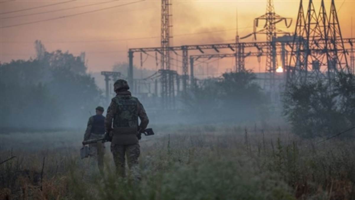 सिविएरोडोनेट्सक शहर में गश्त करते यूक्रेनी सेना के जवान (REUTERS)
