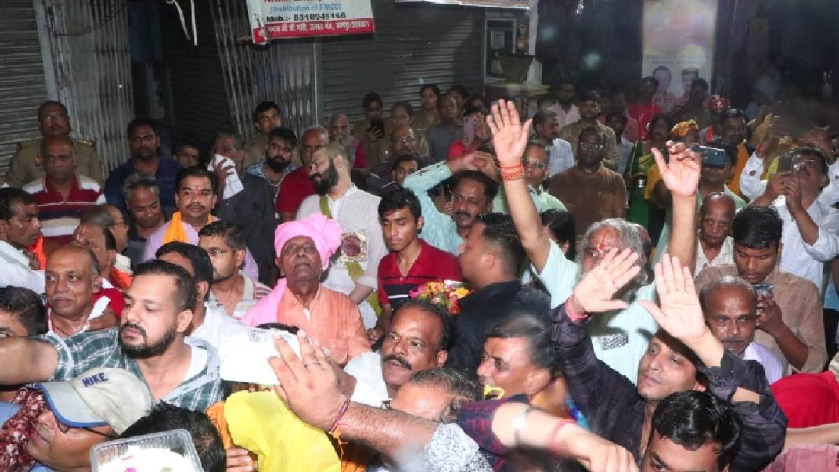 Kanpur News बिजली के तारों में फंसकर पलटा रथ, यात्रा रुकी; आयोजकों ने