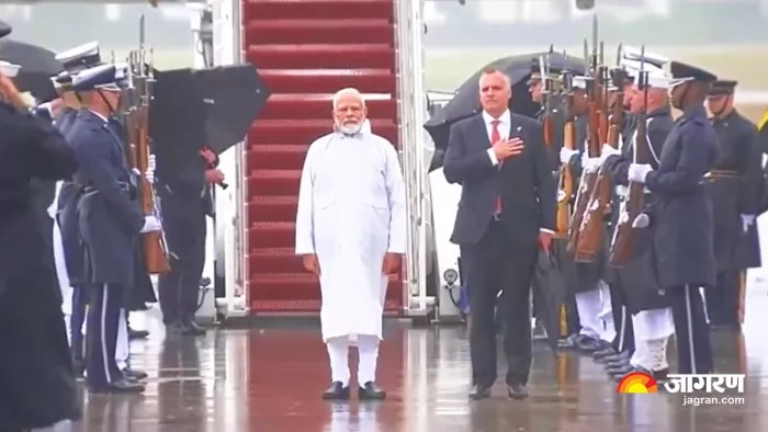 राष्ट्रगान के सम्मान में यूं भीगते रहे पीएम मोदी; देखें Video
