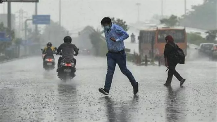 Weather Update: दिल्ली का मौसम हुआ सुहावना, कई इलाकों में हो रही बारिश; NCR में निकली धूप