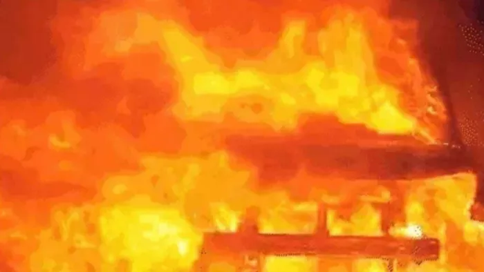 Rewari Car Fire: चलती इलेक्ट्रिक कार बनी आग का गोला।