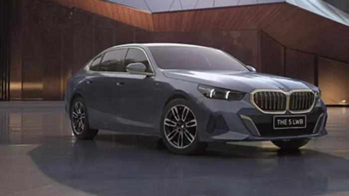 BMW 5 Series long-wheelbase की प्री-बुकिंग शुरू हो गई है।