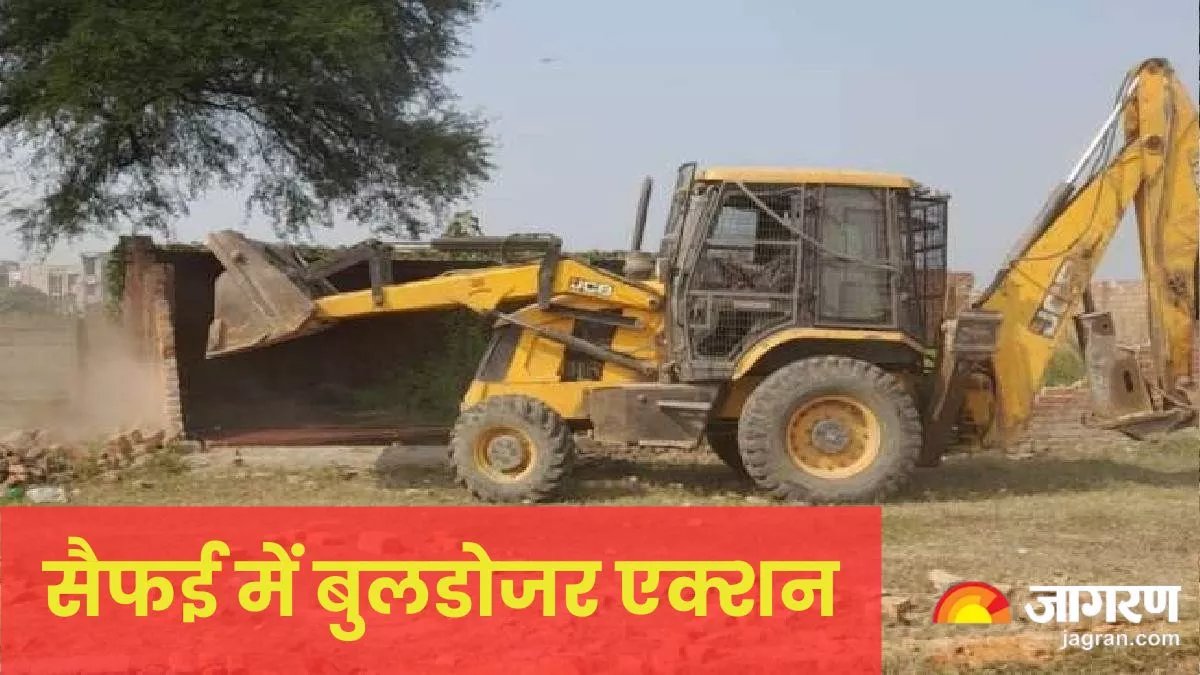 अखिलेश यादव के गांव में बड़ी कार्रवाई, 40 बीघा अवैध कब्जे पर चला प्रशासन का बुलडोजर; वन विभाग की भूमि पर पैठ जमाए बैठे थे लोग