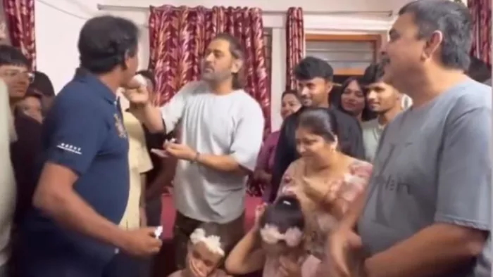 दोस्त की जन्मदिन पार्टी में शामिल हुए एमएस धोनी।