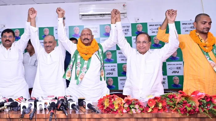 जदयू ज्‍वाइन करने के बाद एकजुटता दिखाते हेमराज, उनके बेटे व शीर्ष पार्टी नेता। फोटो- X@Jduonline
